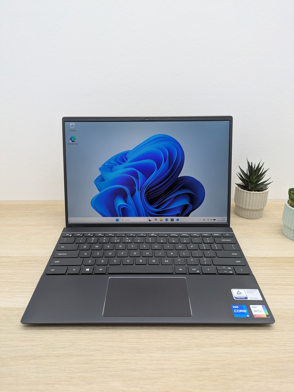 Een 13-inch zakelijke laptop. Compact genoeg om elke dag mee te nemen, met een Full HD-scherm en een fatsoenlijk toetsenbord.