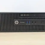Voorkant van de HP ProDesk 400 G3 SFF met dvd-speler en twee USB-poorten