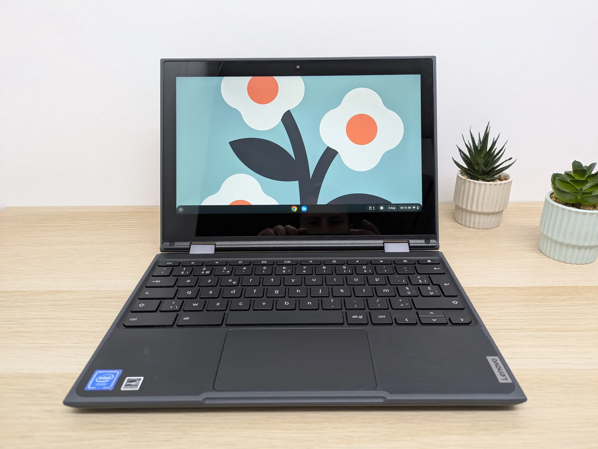 Een Chromebook van 11,6 inch. Genoeg voor internet, Google Docs en schoolwerk in de browser, maar niet voor software die je moet installeren.
